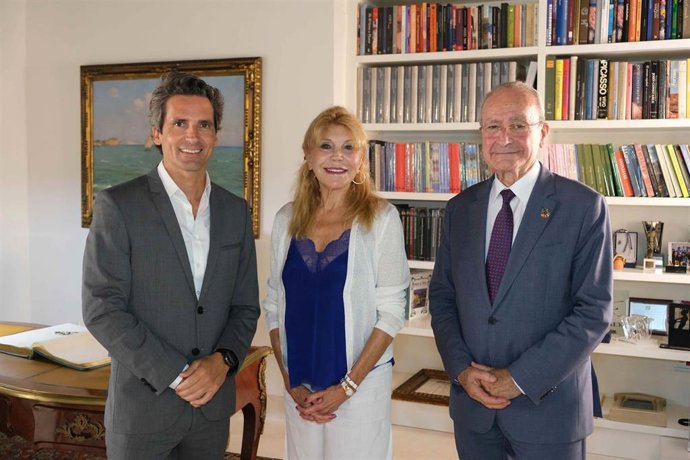 El alcalde de Málaga, Francisco de la Torre; la baronesa Thyssen y el gerente de McArthurGlen Designer Outlet Málaga, Javier Mendizábal.