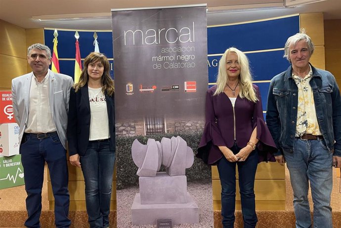 De izquierda a derecha, el alcalde de Calatorao, David Felipe; la concejal de Minas del Ayuntamiento de Calatorao, Esperanza Pascual; la diputada delegada de Cultura de la Diputación de Calatorao, Ros Cihuelo;  y el escultor calatorense Pedro Anía.