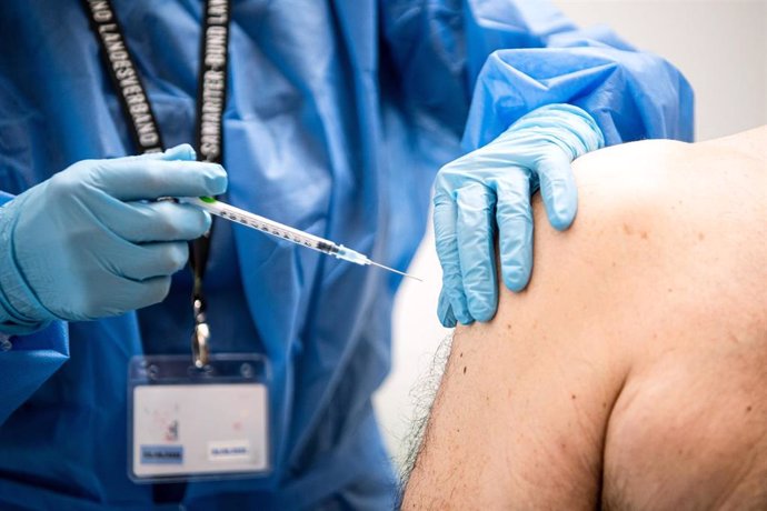 Un hombre es vacunado con la nueva vacuna de Moderna contra el coronavirus en un centro de vacunación en Bremen (Alemania), a 13 de septiembre de 2022.