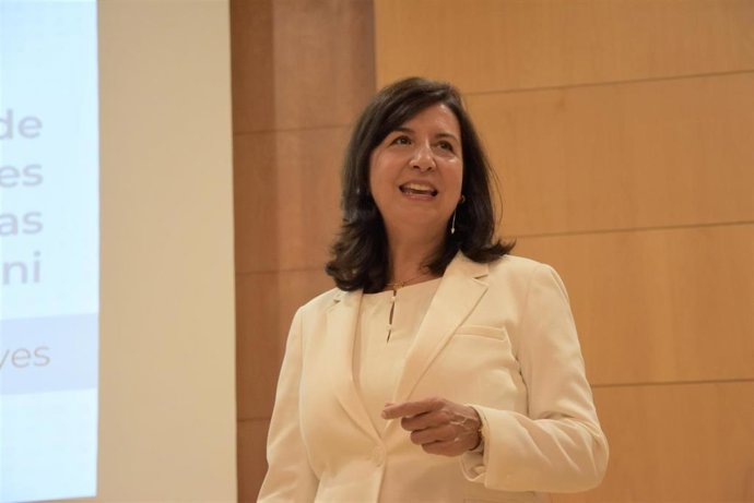 Beatriz Hoster, directora de Cardenal Spínola CEU, remarca el "trato muy cercano profesor-alumno" en la formación.