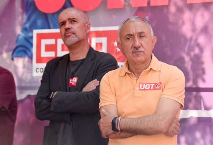 Archivo - Los secretarios generales de CCOO y UGT, Unai Sordo (i), y Pepe Álvarez (d), en una concentración de CCOO y UGT, en una imagen de archivo.