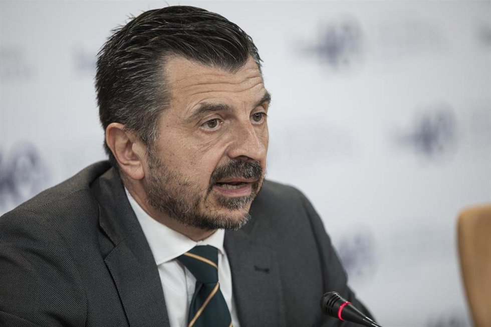La portavoz del grupo parlamentario PP-A, Toni Martín, durante la rueda de prensa con motivo de la reunión de la Mesa y de la Junta de Portavoces, en el Parlamento de Andalucía. A 28 de septiembre de 2022, en Sevilla (Andalucía, España).