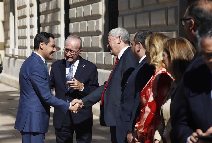 El presidente de la Junta de Andalucía(i), Juanma Moreno, saluda al presidente del Comité de Normas del Bureau Internacional de Expositions (Bie), Alain Berger (d)a  su llegada a la recepción en Málaga.