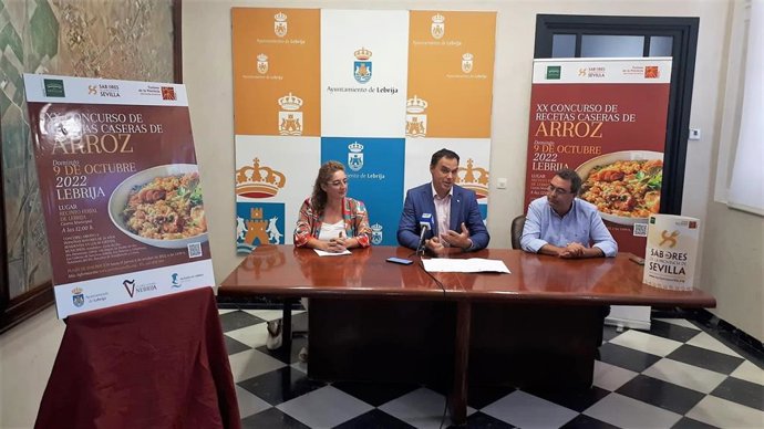 La vicepresidenta de Prodetur, Manuela Cabello,  junto al alcalde de Lebrija, el socialista Pepe Barroso, y el concejal de Cultura, Turismo y Empleo del Ayuntamiento lebrijano, Pepe Martínez, presenta el Concurso de Recetas Caseras de Arroz.