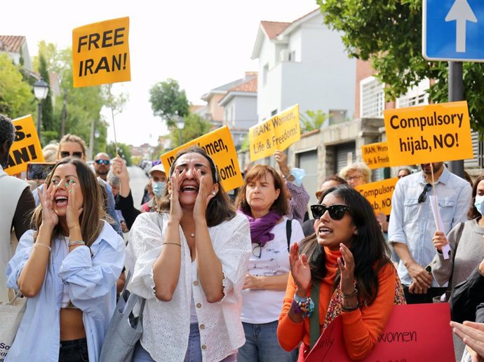 La activista Noor Ammar  participa en una concentración frente a la embajada de Irán en protesta por la muerte de Masha Amini, a 28 de septiembre de 2022, en Madrid (España).