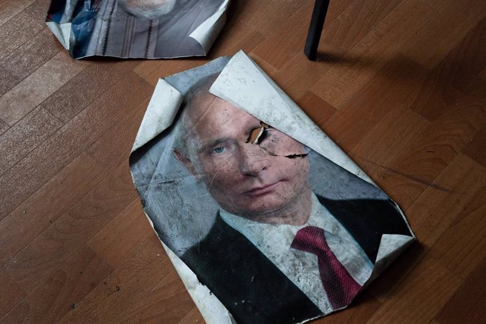 26 September 2022, Ukraine, Kupiansk: Russian presIdent Vladimir Putin's poster seen damaged on the floor inside a police station in Kupiansk. The police station has been used to detain Ukrainian civilians during the period of Russian occupation. Photo: