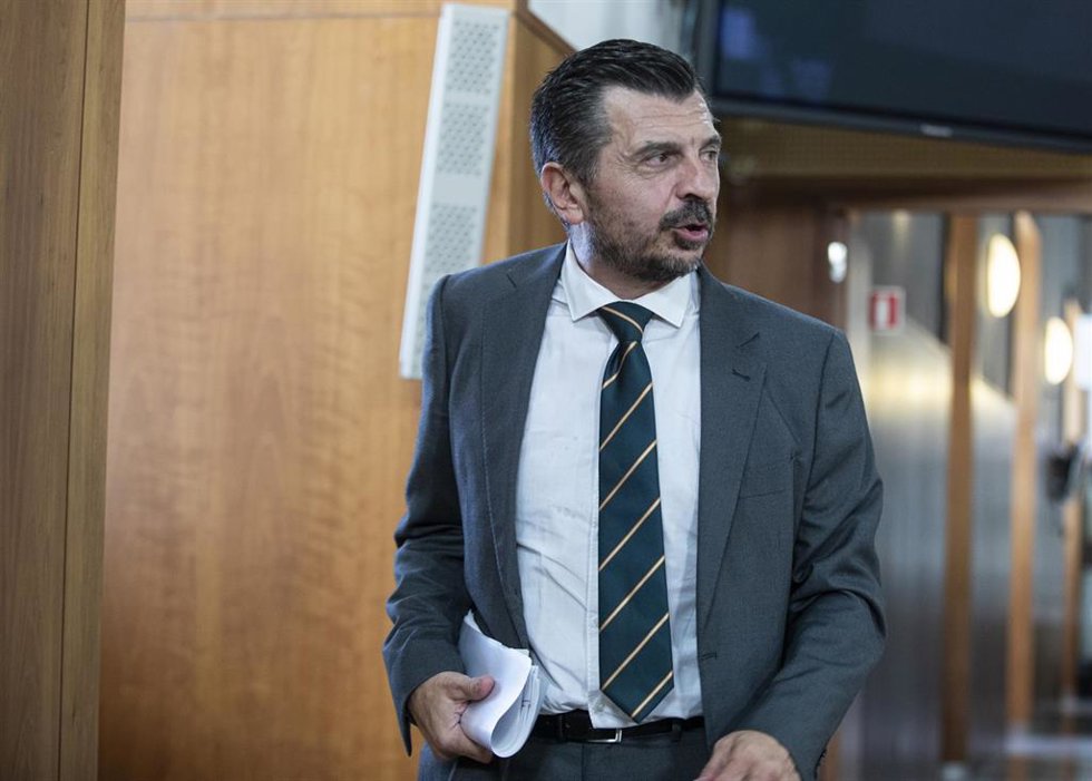 El portavoz del grupo parlamentario PP-A, Toni Martín, durante la rueda de prensa con motivo de la reunión de la Mesa y de la Junta de Portavoces, en el Parlamento de Andalucía. A 28 de septiembre de 2022, en Sevilla (Andalucía, España).