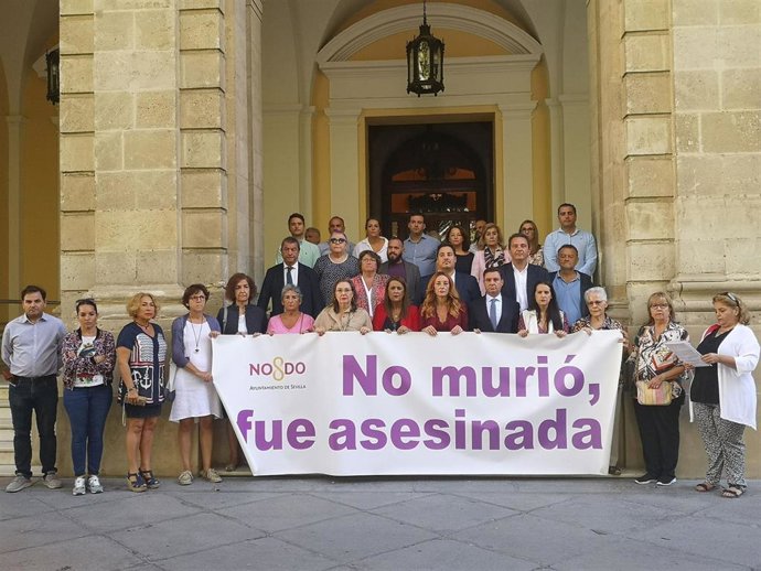 Concentración ante el Ayuntamiento de Sevilla por el crimen machista de Málaga