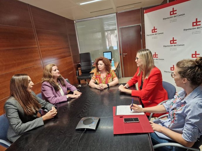 La adjunta en Igualdad de la Diputación del Común, Beatriz Barrera, se reúen con abogadas que solicitan su permiso de maternidad