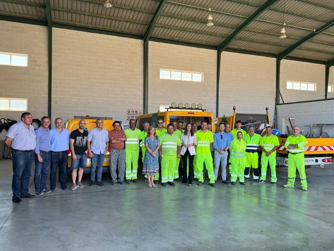 Carmen Belén López junto al persona del centro de Huécija (Almería)