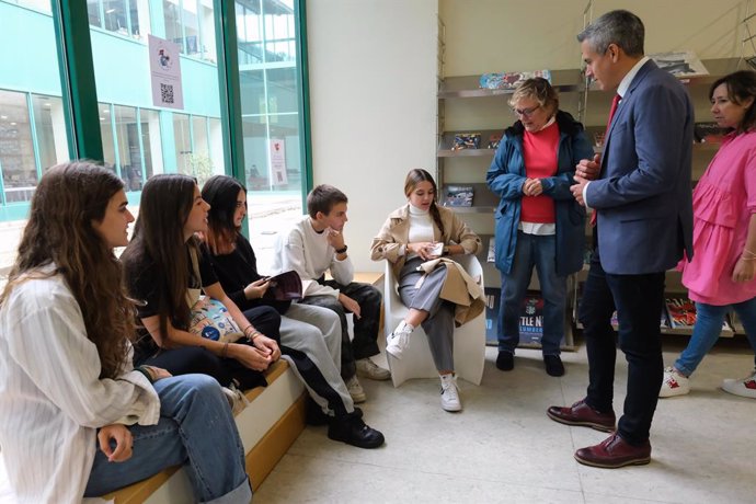 El vicepresidente y consejero de Universidades, Igualdad, Cultura y Deporte, Pablo Zuloaga, visita las actividades de primera edición del Biblio Fest Joven