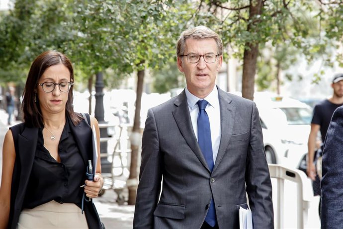 El presidente del Partido Popular, Alberto Núñez Feijóo, a su llegada a un almuerzo informativo organizado por la Cámara de Comercio de EE.UU en España (AmChampain), en el Hotel Westin Palace, a 28 de septiembre de 2022, en Madrid (España).