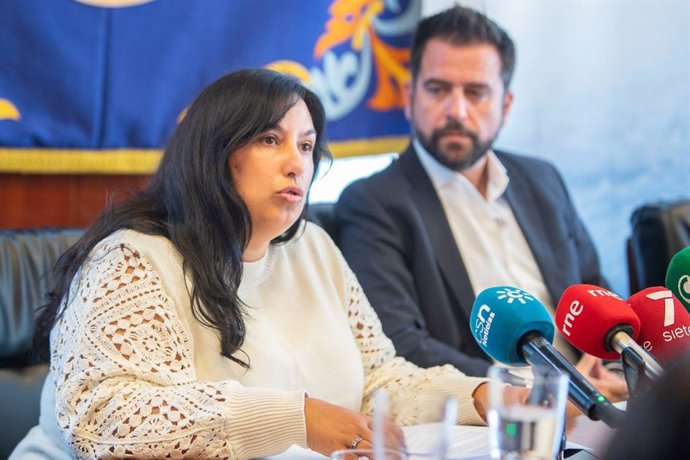 Ana Fernández, presidenta de Aguas de Cádiz, con el delegado de la Zona Franca.