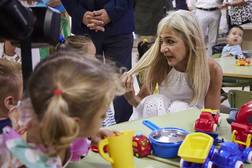 La consejera de Desarrollo Educativo y Formación Profesional de la Junta de Andalucía, Patricia del Pozo, junto a varios niños durante la visita a la Escuela de Educación Infantil Amapola con motivo de la inauguración del curso 2022/2023, foto de archivo