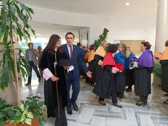 La rectora de la Universidad de Huelva (UHU), María Antonia Peña, con el consejero de Universidad, Investigación e Innovación de la Junta de Andalucía, José Carlos Gómez Villamandos.