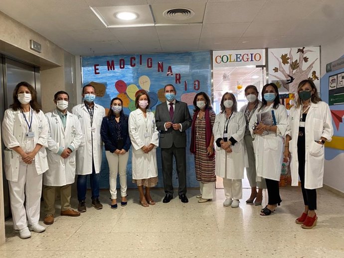 Los delegados de Desarrollo Educativo y FP y de Salud visitan el Aula Hospitalaria del Reina Sofía.