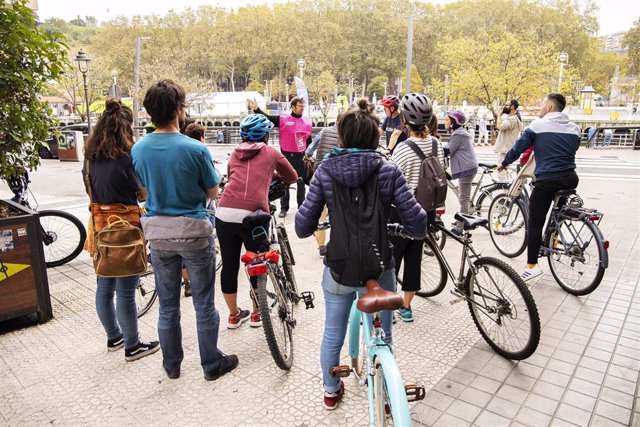 Archivo - Participantes en un recorrido en bici en el marco de Open House Bilbao.