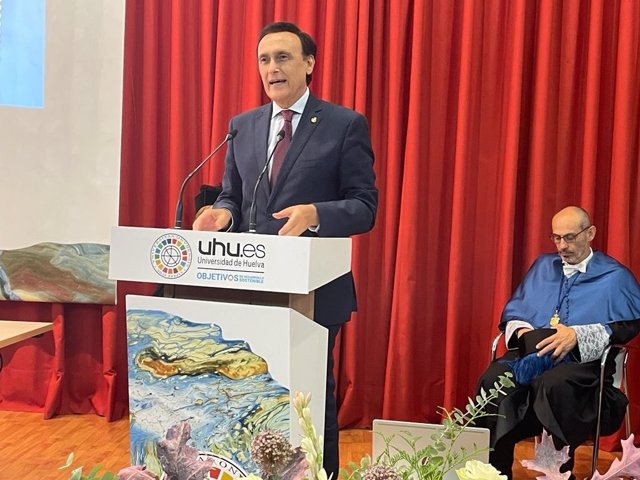 El consejero de Universidad, Investigación e Innovación, José Carlos Gómez Villamandos, en la en apertura del año académico de la Universidad de Huelva (UHU).