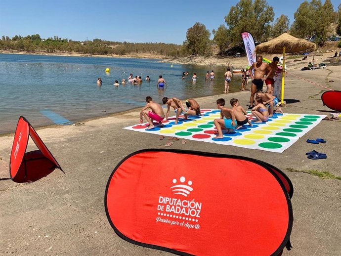 Un grupo de adolescentes participan en unas de las actividades organizadas por la Diputación de Badajoz.