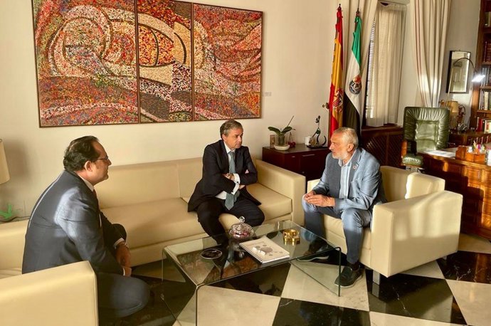 El presidente de la Diputación de Cáceres, Carlos Carlos, ha recibido este miércoles al presidente y al secretario general de la Cámara de Comercio de Cáceres, Gabriel Álvarez y Raúl Iglesias