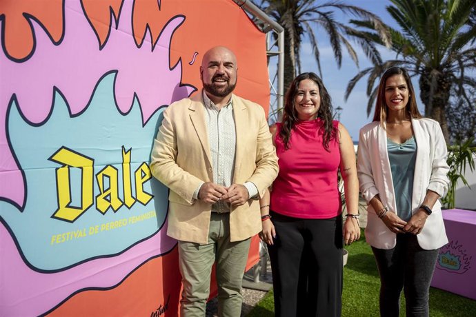 El alcalde de Puerto de la Cruz, Marco González, la directora general de Juventud del Gobierno de Canarias, Laura Fuentes y la concejal de Juventud, Noemí Fernández, en la presentación del festival 'Dale'