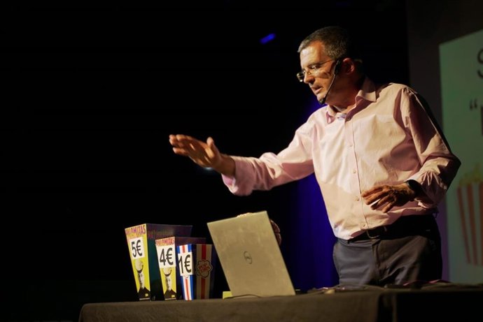 El investigador del Cima José Luis Lanciego en una sesión de 'Ciencia en la calle' organizada por el Museo de Ciencias el pasado mes de junio