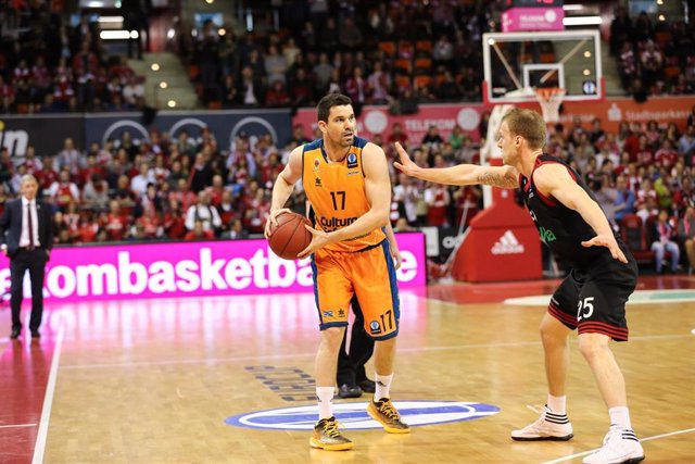 Archivo - Rafa Martínez con el Valencia Basket en 2015