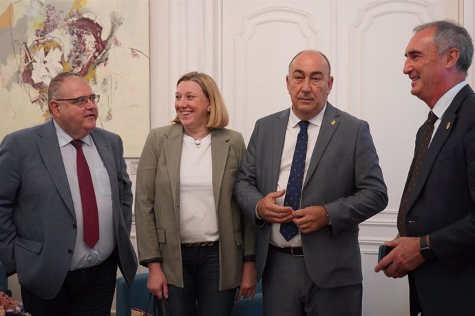 El presidente de la Diputación de Segovia, Miguel Ángel de Vicente: la consejera de Familia e Igualdad, Isabel Blanco; el consejero de Sanidad, Alejandro Vázquez Ramos, y el delegado territorial de la Junta en Segovia, José Mazarías.