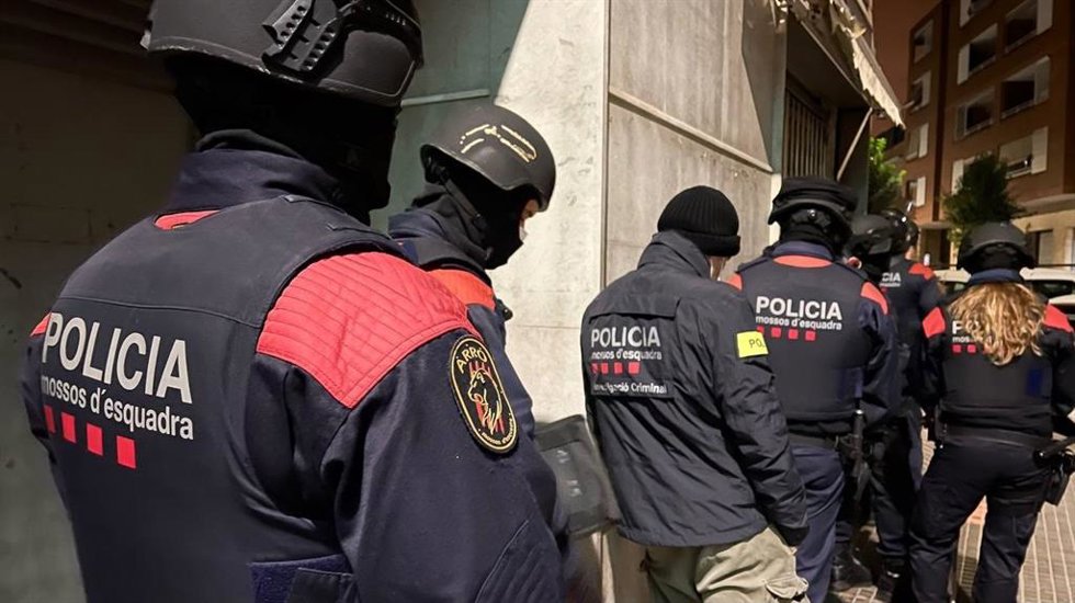 Archivo - Imagen de agentes de los Mossos d'Esquadra durante un operativo