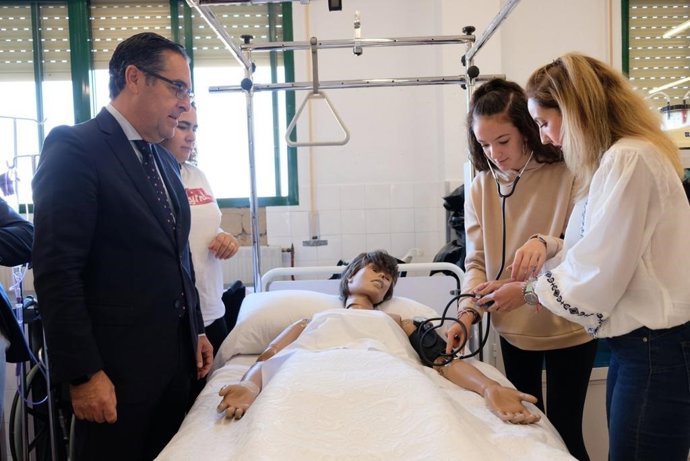 El delegado territorial de Desarrollo Educativo y Formación Profesional y de Universidad, Investigación e Innovación en Málaga, Miguel Briones, ha visitado este miércoles, junto a su director, José Antonio Ginés, el IES Los Colegiales de Antequera