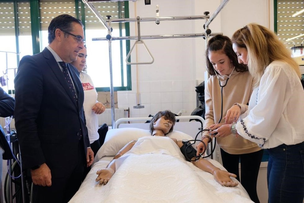 El delegado territorial de Desarrollo Educativo y Formación Profesional y de Universidad, Investigación e Innovación en Málaga, Miguel Briones, ha visitado este miércoles, junto a su director, José Antonio Ginés, el IES Los Colegiales de Antequera