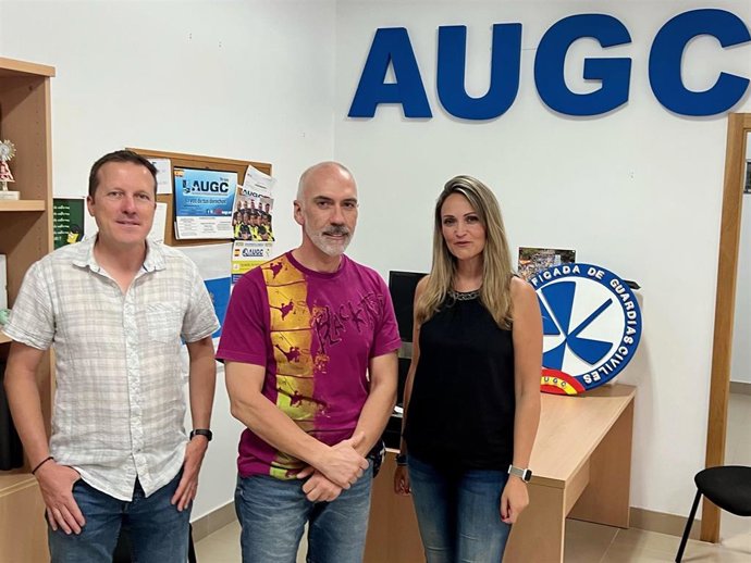 La diputada provincial y exportavoz de Interior en el Senado, María Ponce, junto a representantes de la Asociación Unificada de la Guardia Civil en Huelva.
