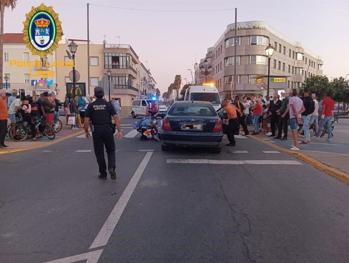Imagen del accidente entre el ciclista y un turismo en Lepe.