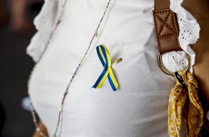 Una mujer viste con un lazo de Ucrania