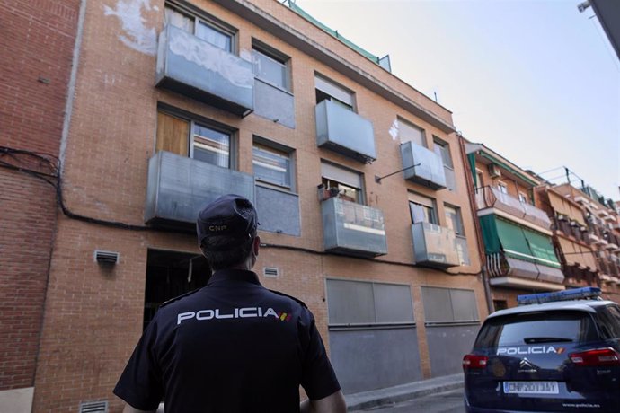 Archivo - Agentes de la Policía Nacional en un dispositivo por la ocupación de un edificio en Madrid