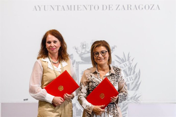 De izquierda a derecha, la consejera municipal de Economía, Innovación y Empleo del Ayuntamiento de Zaragoza, Carmen Herrarte;  y la rectora de la Universidad San Jorge, Berta Sáez.