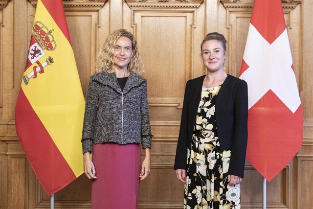 La presidenta del Congreso, Meritxell Batet, con la presidenta del Consejo Nacional suizo, Irène Kälin.