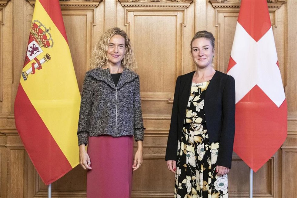 La presidenta del Congreso, Meritxell Batet, con la presidenta del Consejo Nacional suizo, Irne Klin.