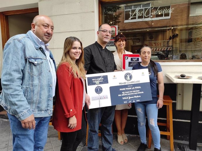 Entrega del premio al bar Las Cabañas.