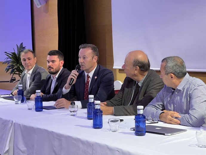 El consejero de Desarrollo Rural, Ganadería, Pesca, Alimentación y Medio Ambiente, Guillermo Blanco, clausura una jornada sobre comunidades energéticas singulares, proyectos integradores y fondos europeos en Hoznayo Hoznayo