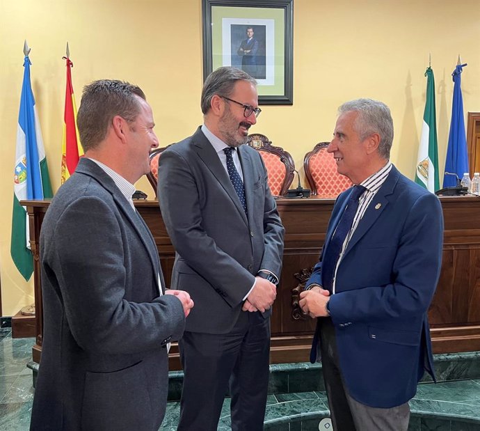 El delegado del Gobierno andaluz en Córdoba, Adolfo Molina (centro), en su encuentro con el alcalde de Lucena, Juan Pérez (dcha.).