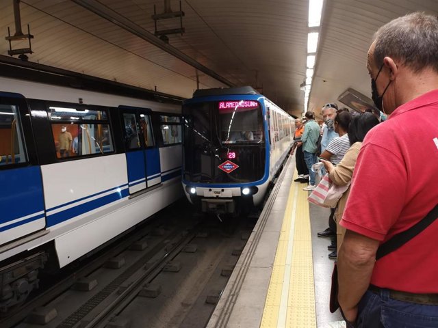Un tren llega a la estación de la Línea 5 de Metro de Madrid