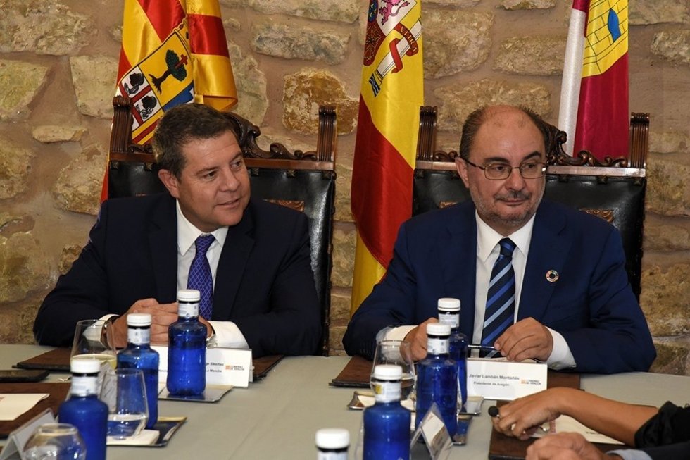 Archivo - Reunión a dos bandas en Molina de Aragón entre los presidentes de Castilla-La Mancha y Aragón, Emiliano García-Page y Javier Lambán