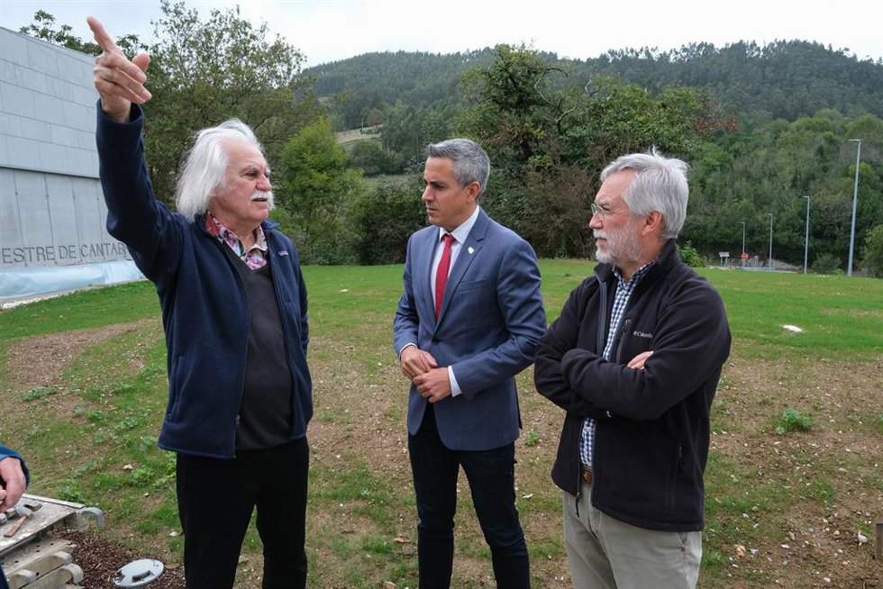 El vicepresidente y consejero de Universidades, Igualdad, Cultura y Deporte, Pablo Zuloaga, visita el Centro de Arte Rupestre de Cantabria junto a científicos y periodistas científicos franceses.