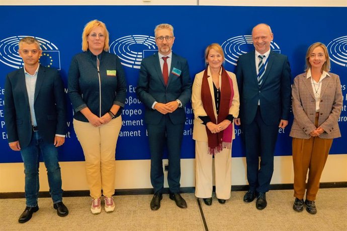 El conseller de Hacienda y Modelo Económico, Arcadi España, (c) mantiene una reunión de trabajo en Bruselas con la Dirección General de Política Regional (DG Regio),