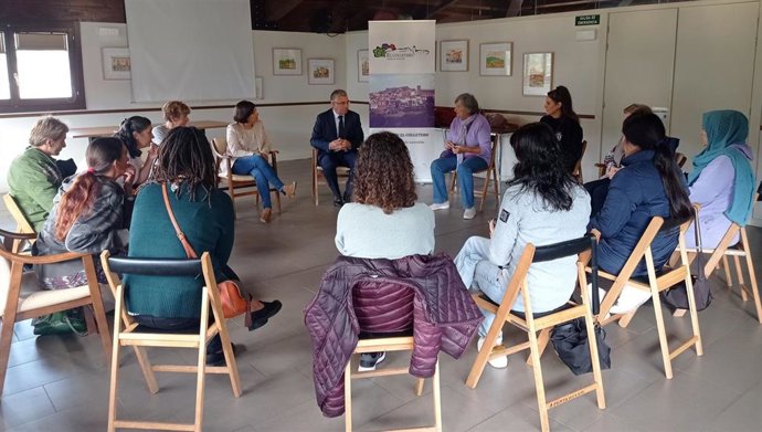 Lacalzada visita el proyecto de El Colletero destinado a mejorar la empleabilidad de 14 mujeres