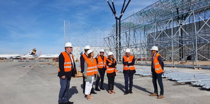El consejero de Vertebración del Territorio, Movilidad y Vivienda del Gobierno de Aragón, y presidente el Consorcio del Aeropuerto de Teruel, José Luis Soro, durante su visita a las obras del nuevo hangar del aeropuerto de Teruel.