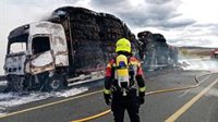 El incendio de un camión cargado de paja obliga a cortar y desviar el tráfico en la N-120 en Santo Domingo (La Rioja)