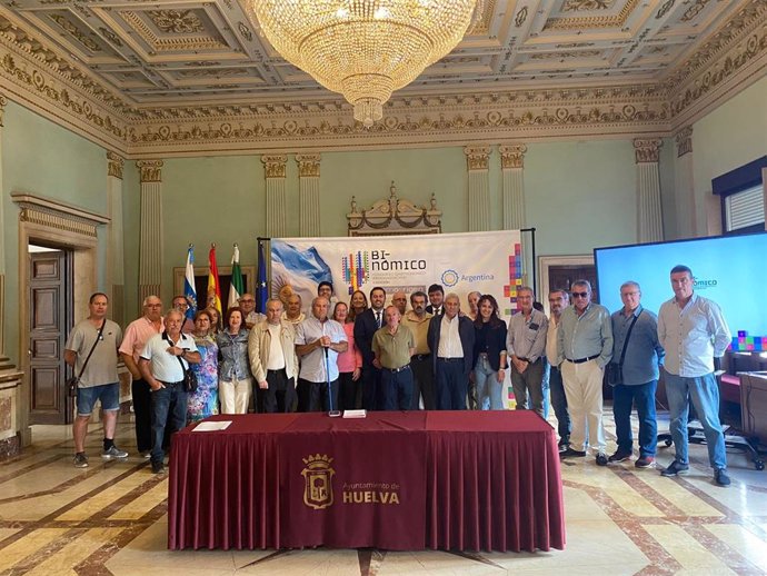 Reunión en el Ayuntamiento de Huelva con asociaciones de vecinos de la capital.