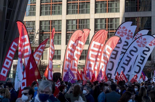 Archivo - Un grupo de personas pertenecientes a los sindicatos CCOO, UGT y SECB en una movilización de trabajadores de CaixaBank frente a las Torres Kio, a 22 de febrero de 2022, en Madrid (España). 